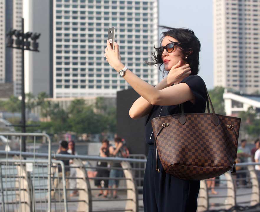 Mulher utilizando Celular com Boa Postura